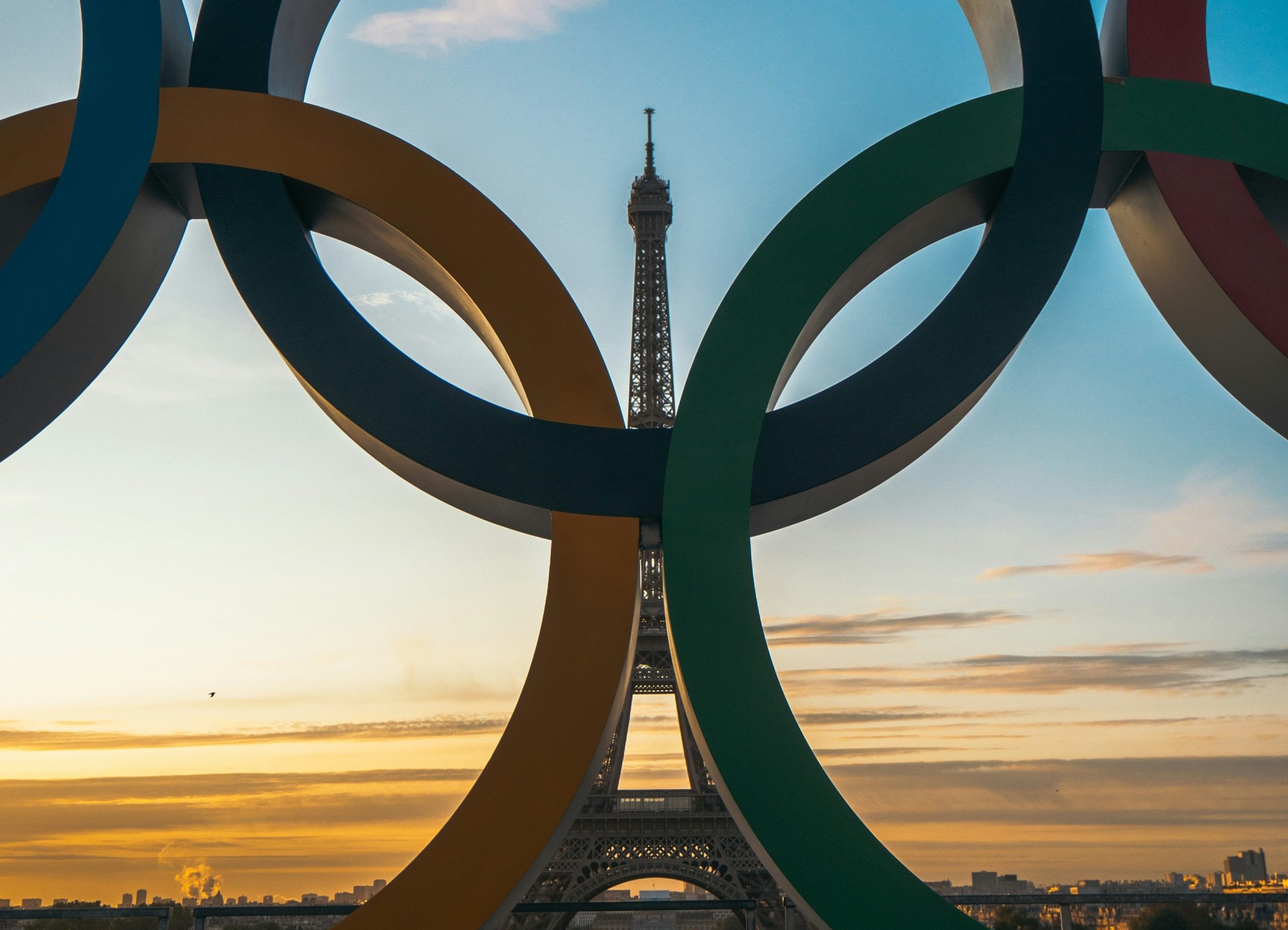 Les anneaux olympiques devant la tour Eiffel
