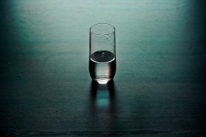 Un verre d'eau à moitié vide ou à moitié plein