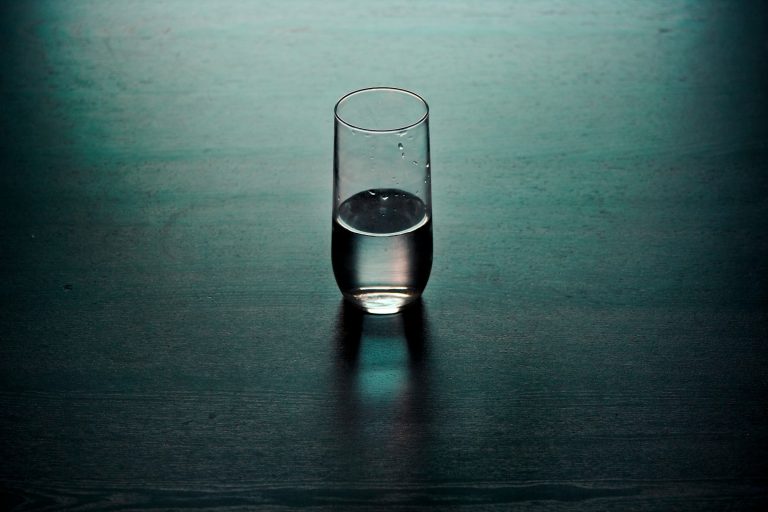 Un verre d'eau à moitié vide ou à moitié plein