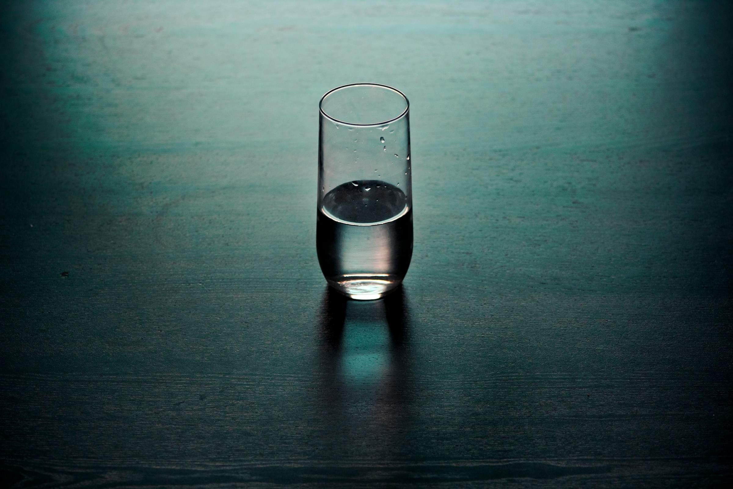 Un verre d'eau à moitié vide ou à moitié plein