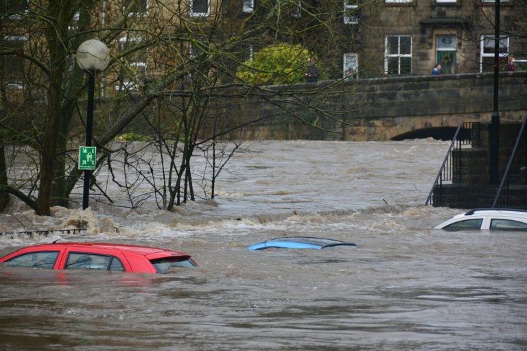 Des voitures en ville sous l'eau