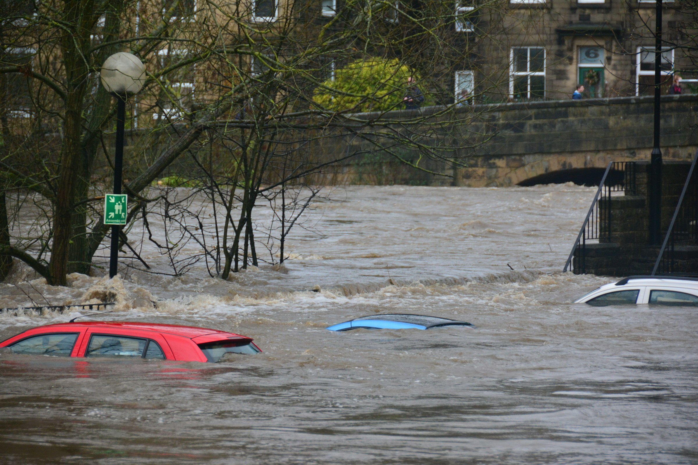 Des voitures en ville sous l'eau