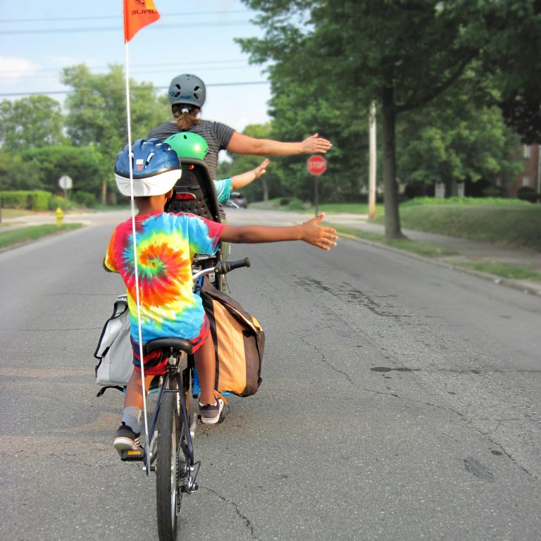 Une mère avec ses deux enfants à vélo
