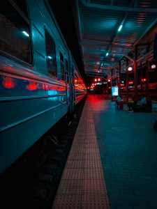 Un train de nuit arrêté à quai