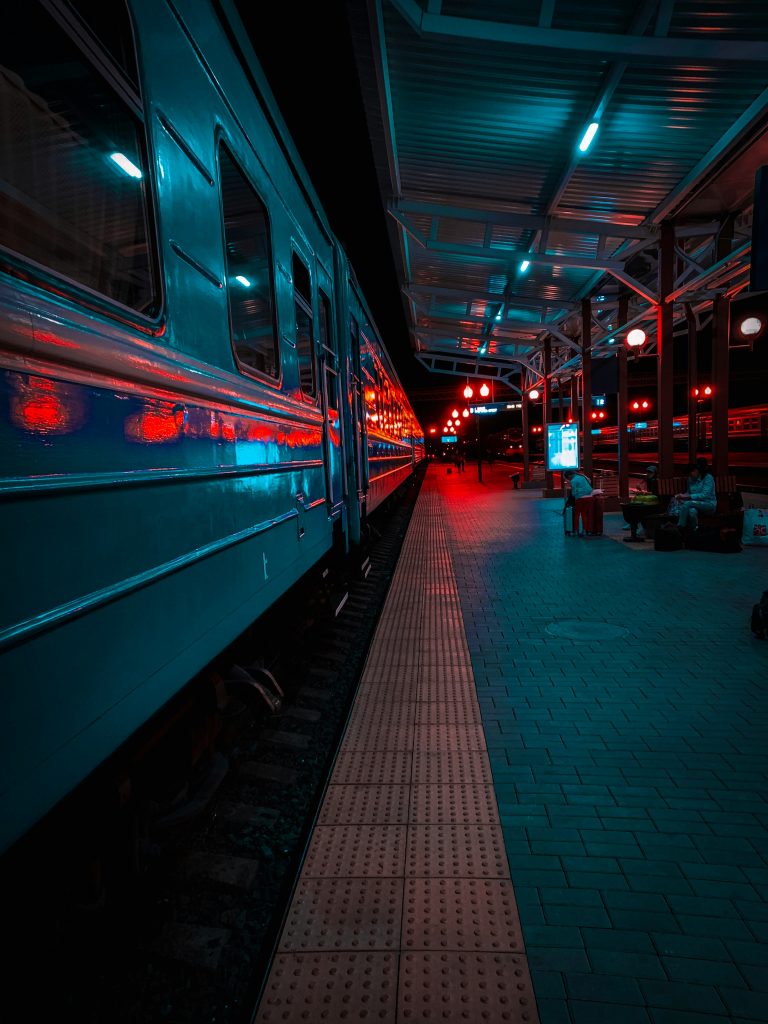 Un train de nuit arrêté à quai