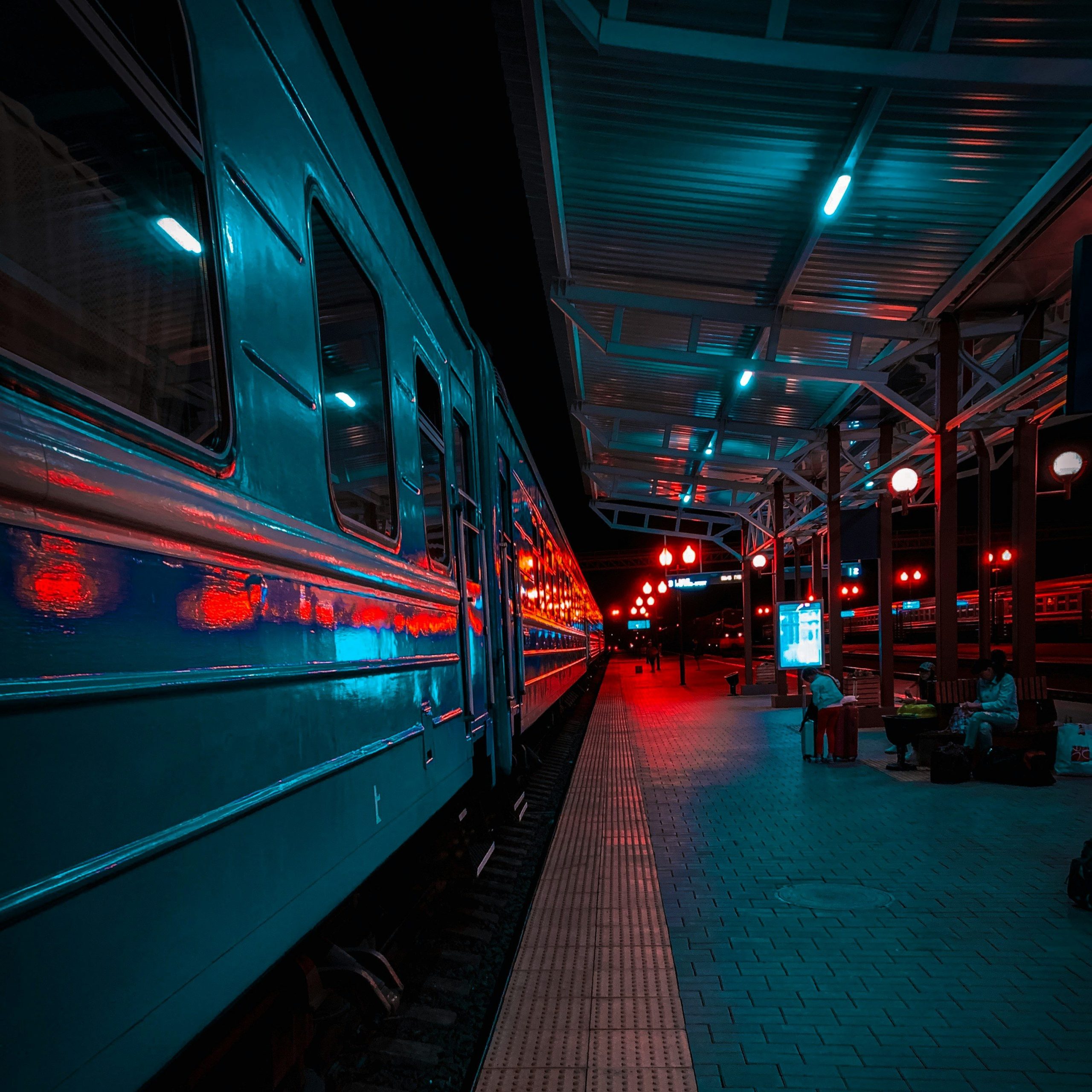Un train de nuit arrêté à quai