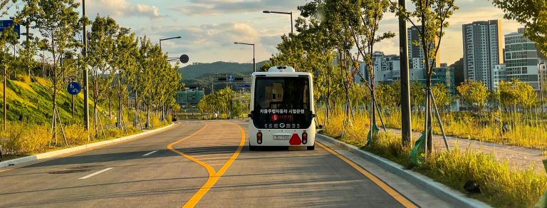 Une navette autonome circulant sur la route