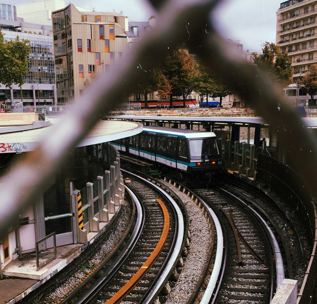 Un métro derrière un grillage
