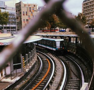 Un métro derrière un grillage