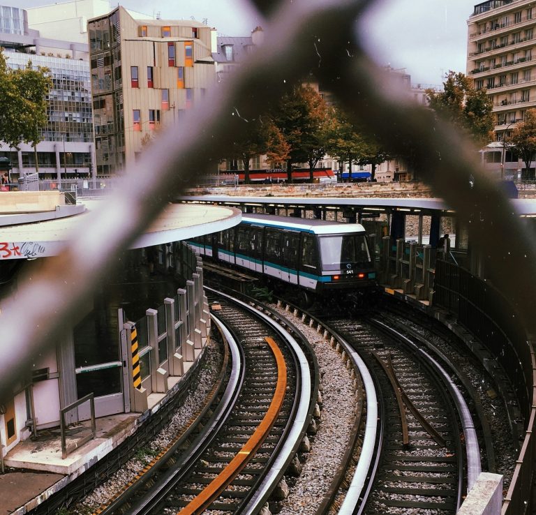 Un métro derrière un grillage
