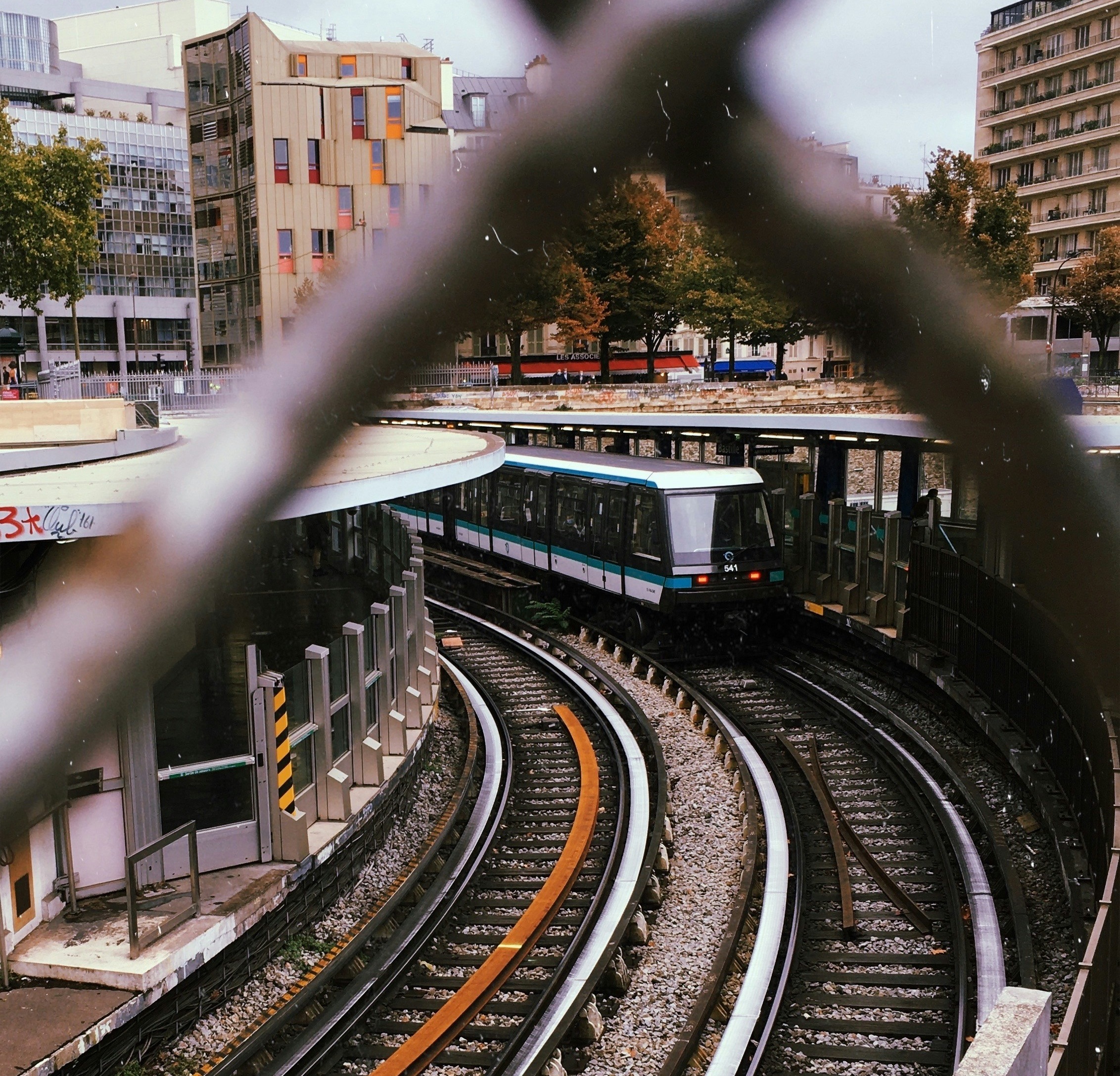 Un métro derrière un grillage