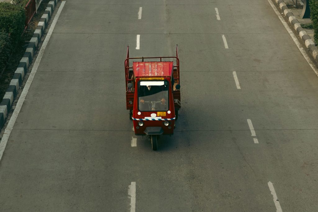 Moto triporteur cargo seule sur la route