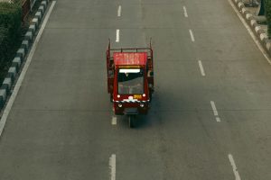 Moto triporteur cargo seule sur la route