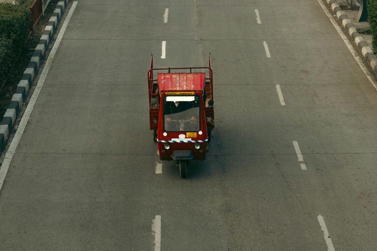 Moto triporteur cargo seule sur la route