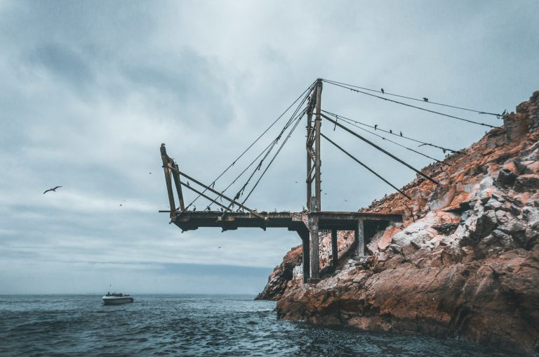 Un pont en ruine interrompu au-dessus de la mer